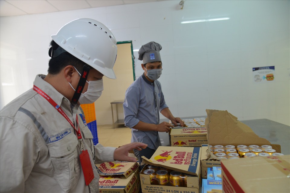 Ông Bùi Xuân Dương - Chánh Văn phòng BSR kiểm tra công tác An toàn thực phẩm phục vụ TA4.