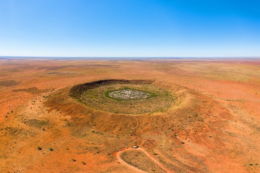 Hố thiên thạch khổng lồ 100 năm tuổi được phát hiện ở Tây Australia. Ảnh: Getty