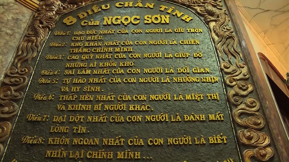 Bảng 8 điều chân tình trước nhà Ngọc Sơn. Ảnh: MCV