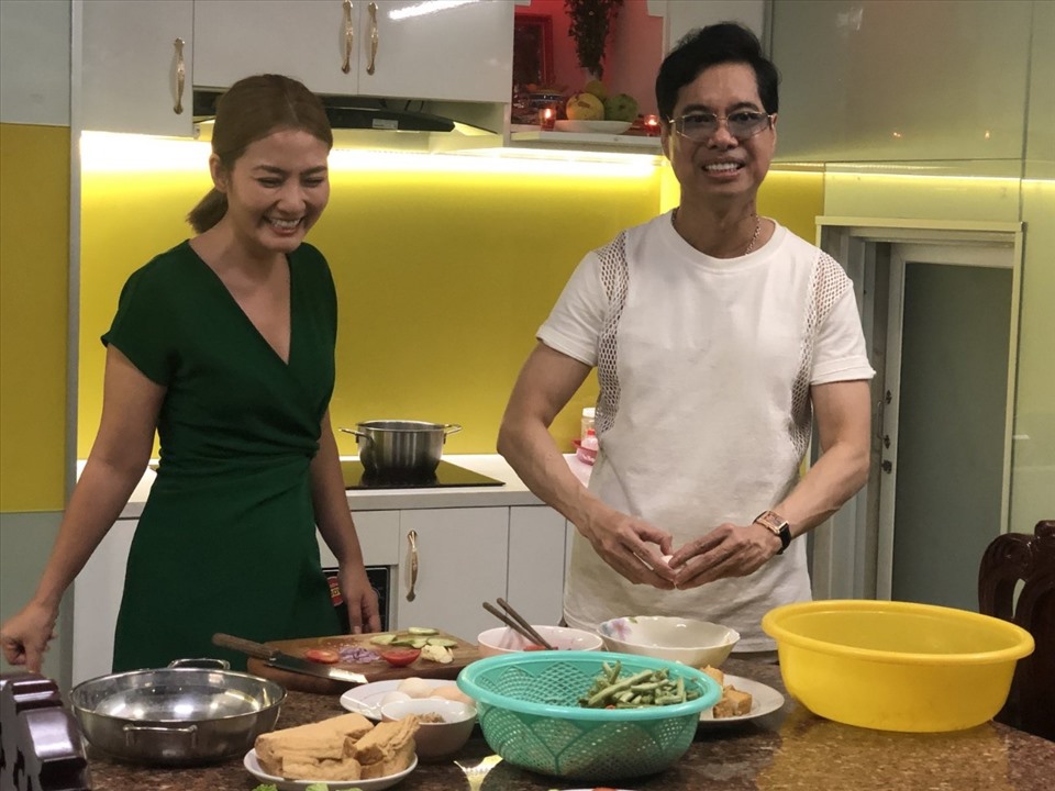 Ngọc Sơn nấu ăn cùng bạn bè và mẹ. Ảnh: MCV