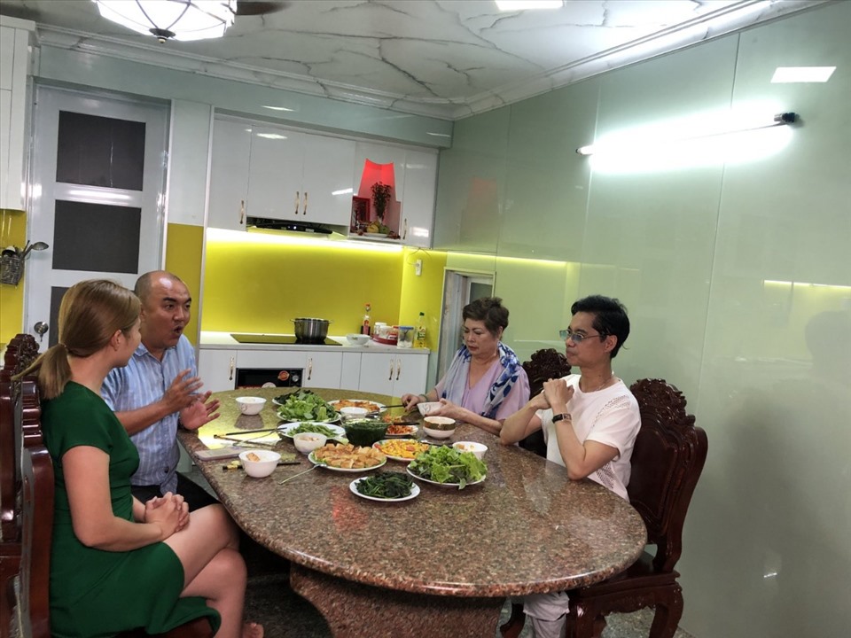 Ngọc Sơn nấu ăn cùng bạn bè và mẹ. Ảnh: MCV