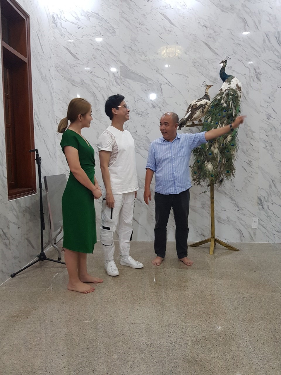 Ngọc Sơn dẫn 2 nghệ sĩ đi thăm nhà. Ảnh: MCV