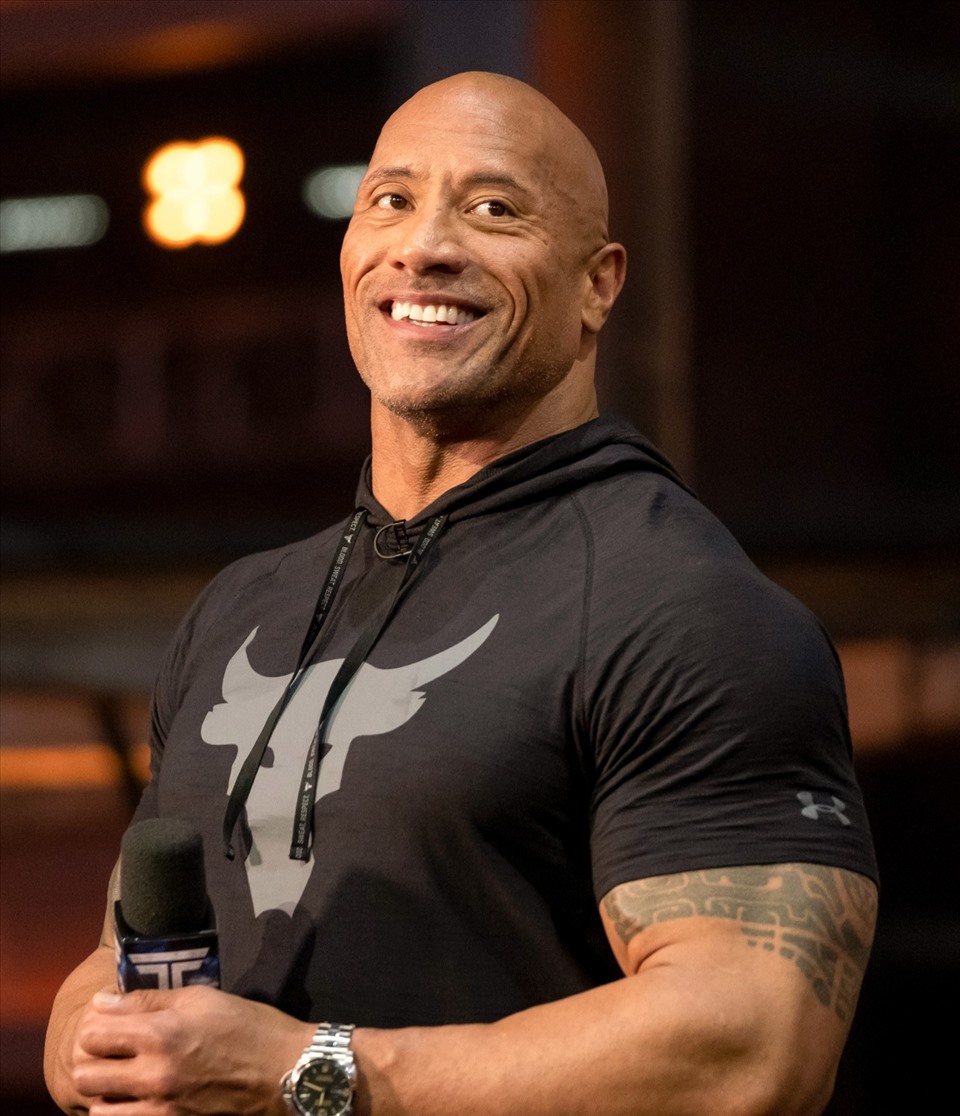 Vóc dáng cao to, lực lưỡng từng khiến Dwayne Johnson bị bạn bè xa lánh khi còn đi học (Ảnh: Chụp màn hình).