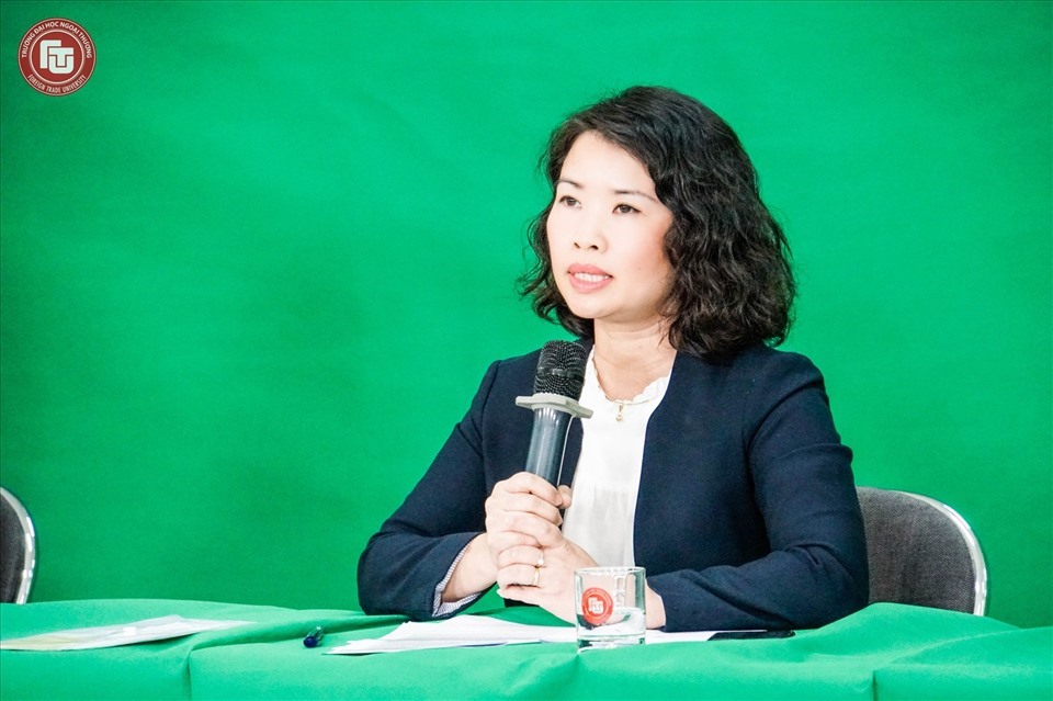 PGS.TS Vũ Thị Hiền - Trưởng phòng quản lý Đào tạo Đại học Ngoại thương sẽ giải đáp trực tiếp những câu hỏi của các bạn sinh viên. Ảnh: FTU.