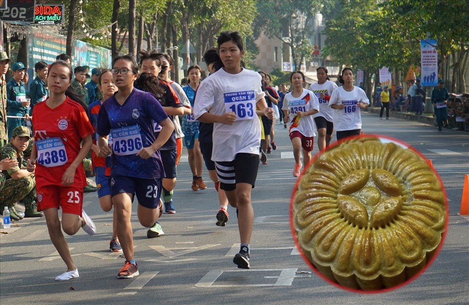 Một chiếc bánh Trung thu bằng 2,5 giờ chạy bộ. Ảnh: Ngọc Lê Một chiếc bánh Trung thu bằng 2,5 giờ chạy bộ. Ảnh: Ngọc Lê