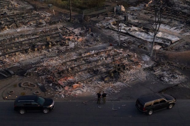 Lực lượng an ninh khảo sát một khu phố bị tàn phá bởi đám cháy Almeda ở Phoenix, Oregon, Mỹ. Ảnh: Reuters.