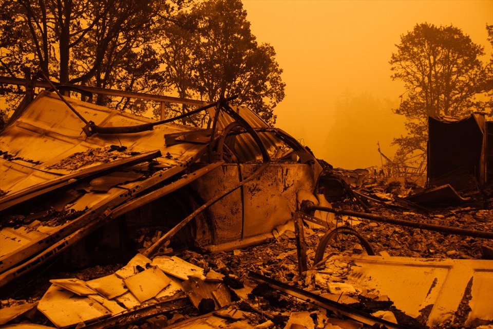 Sắc trời chuyển màu cam và những tàn tích sau đám cháy Santiam ở Gates, Oregon, Mỹ hôm 10.9. Ảnh: AFP.
