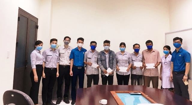 Trao quà cho công nhân khó khăn. Ảnh: QT.
