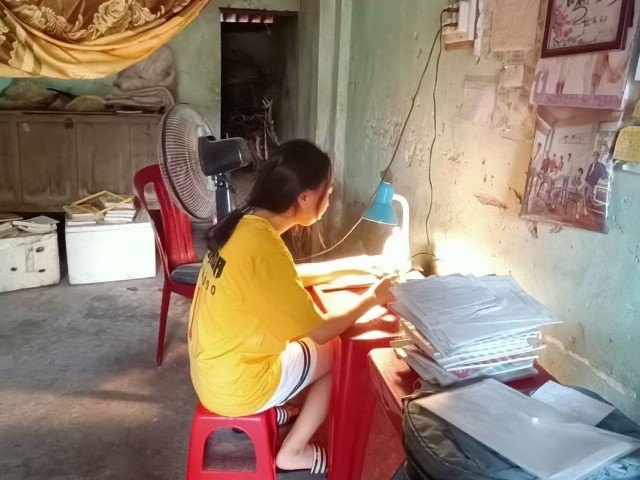 Hoàn cảnh gia đình khó khăn nhưng An chăm chỉ học tập và học rất giỏi. Ảnh: CA.
