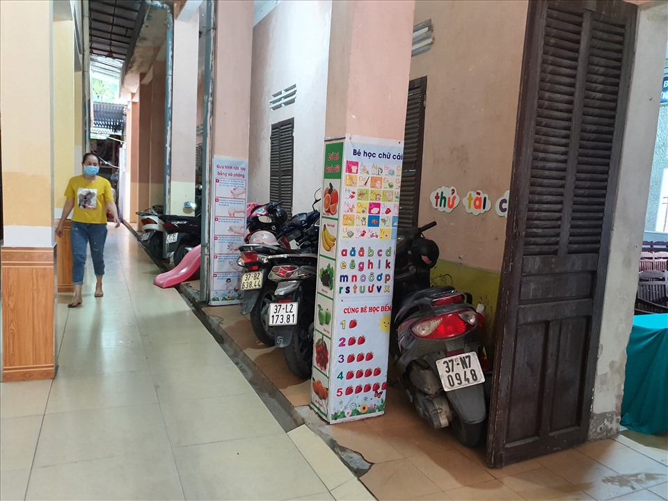 Khuôn viên chật, không có chỗ để xe, giáo viên phải đưa xe vào trước phòng làm việc. Ảnh: Quang Đại