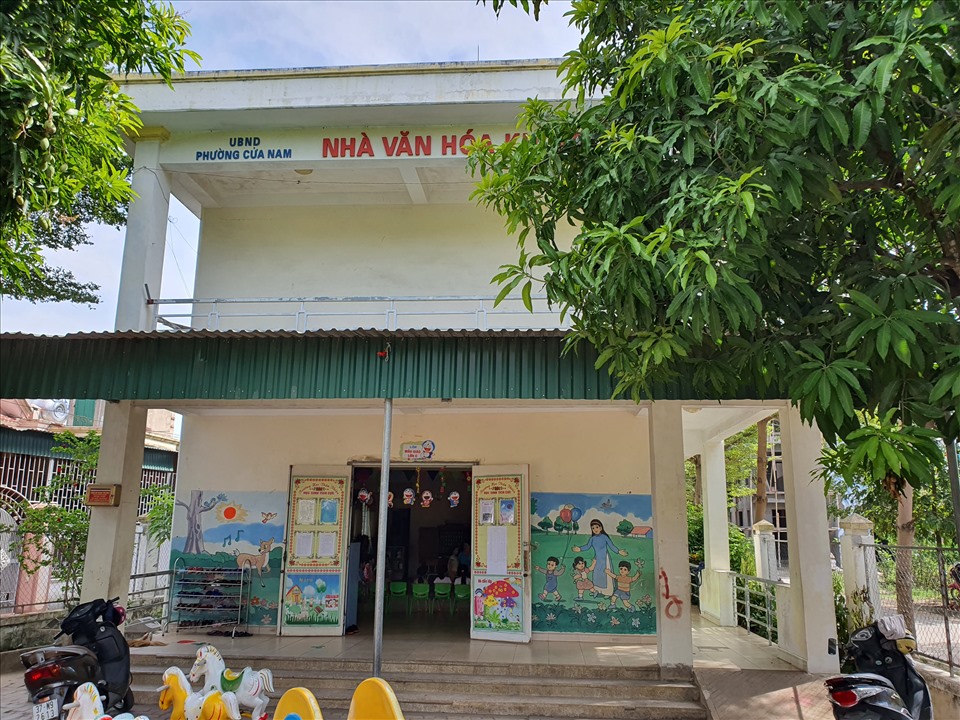 Nhà trường phải mượn nhà văn hóa khối để gửi bố trí 1 lớp học 33 em. Ảnh: Quang Đại