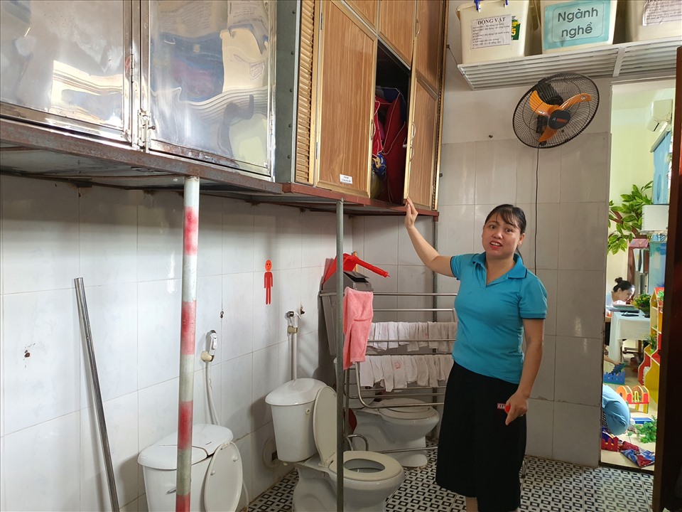 Phía trên nhà vệ sinh là giá để đồ, cô giáo sợ không an toàn. Ảnh: Quang Đại