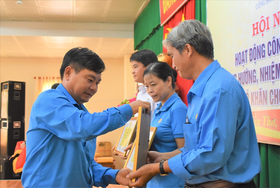 Trao bằng khen của LĐLĐ TP.Cần Thơ cho các cá nhân và tập thể có thành tích xuất sắc,.... Ảnh: Thành Nhân