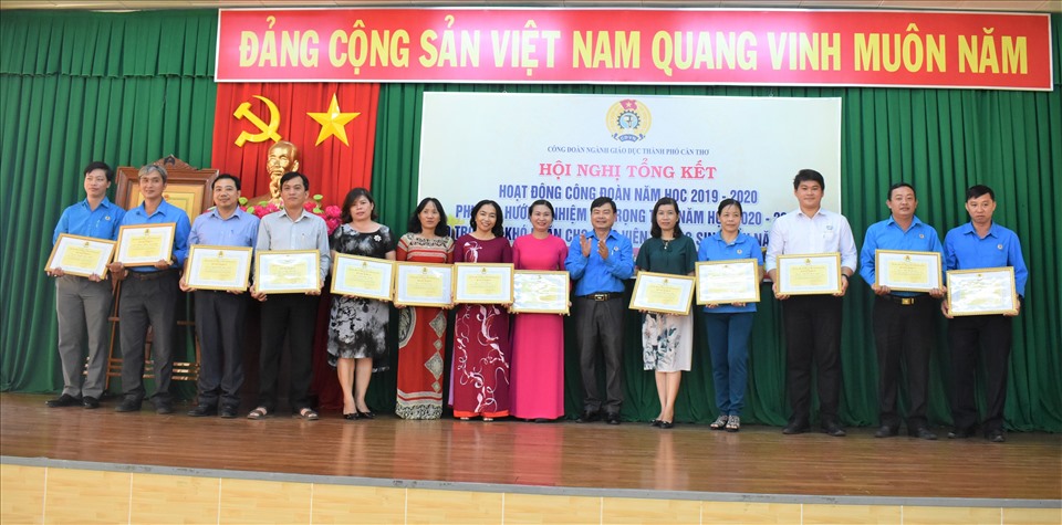 Trao bằng khen của LĐLĐ TP.Cần Thơ cho các cá nhân và tập thể có thành tích xuất sắc,.... Ảnh: Thành Nhân