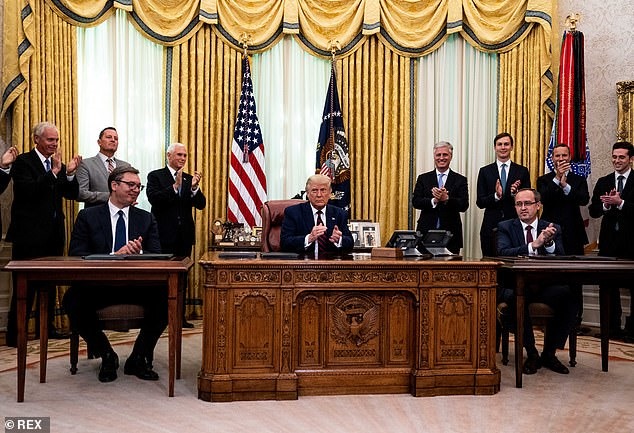 Tổng thống Donald Trump nhận đề cử giải Nobel Hòa bình 2021 thứ 2 trong tuần này về vai trò trong thỏa thuận giữa Kosovo và Serbia. Trong ảnh: Tổng thống Serbia Aleksander Vucic và Thủ tướng Kosovo Avdullah Hoti đã ký thỏa thuận bình thường hóa kinh tế tại Nhà Trắng vào tuần trước. Ảnh: REX.
