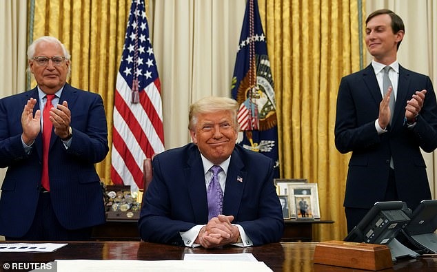 Trong ảnh: Đại sứ Mỹ tại Israel David Melech Friedman và cố vấn cấp cao Nhà Trắng Jared Kushner hoan nghênh sau khi Tổng thống Donald Trump công bố thỏa thuận hòa bình Israel và UAE từ Phòng Bầu dục hôm 13.8.2020. Ông Donald Trump được đề cử giải Nobel Hòa bình đầu tiên cho vai trò trong thỏa thuận này. Ảnh: Reuters.