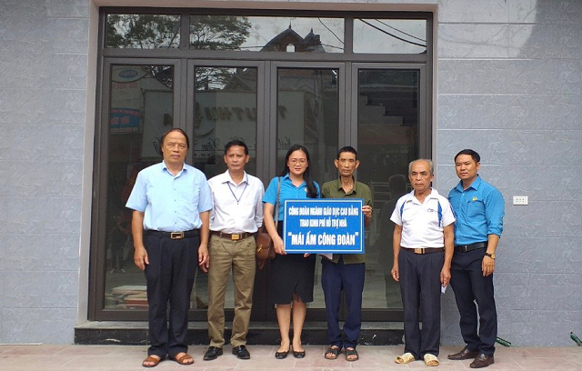 Đại diện LĐLĐ tỉnh Cao Bằng trao hỗ trợ cho đoàn viên xây dựng Mái ấm Công đoàn. Ảnh: GDCB