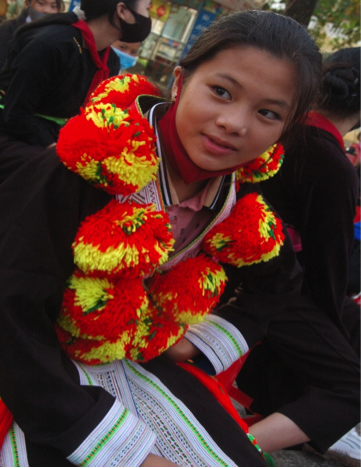 Khuôn mặt hồ hởi của em học sinh khi nhận được bộ sách giáo khoa. Ảnh: Đức Lưỡng.
