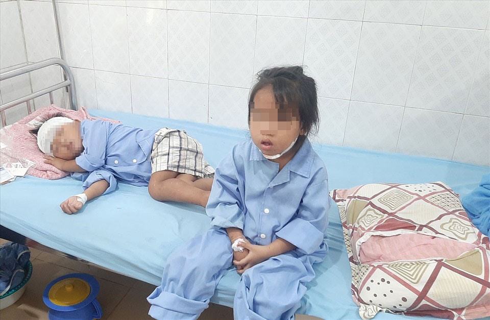 Các học sinh gặp nạn trong vụ đổ sập cổng trường đã được ra viện để đưa về gia đình chăm sóc. Ảnh: V. Liễu