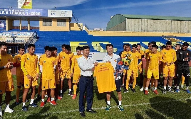 HLV Nguyễn Thành Công từ chức dù đang giúp Thanh Hóa cải thiện rõ rệt về thành tích. Ảnh: T.H.