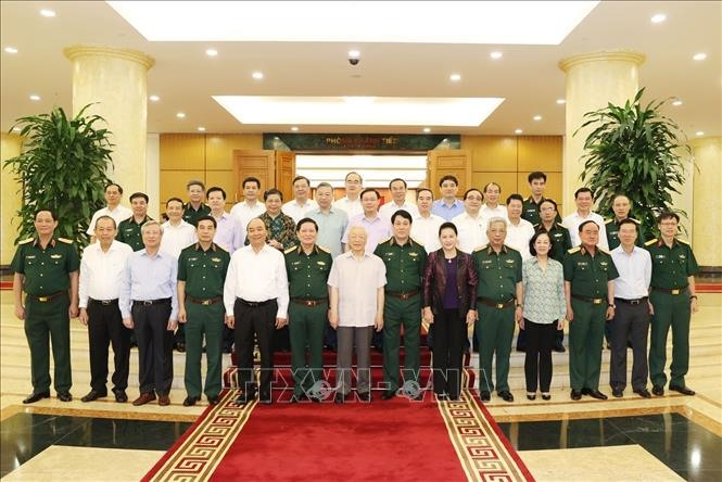 Tổng Bí thư, Chủ tịch nước Nguyễn Phú Trọng, Bí thư Quân ủy Trung ương và các đồng chí Bộ Chính trị chụp ảnh chung với Ban Thường vụ Quân ủy Trung ương. Ảnh: Trí Dũng/TTXVN
