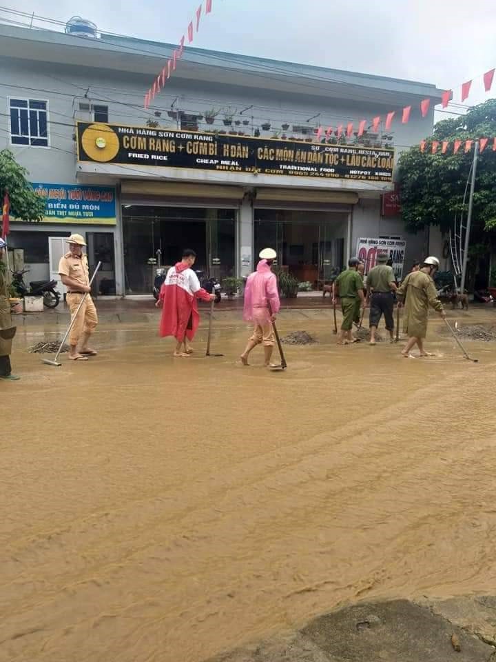 Ngay khi xảy ra mưa lũ, các lực lượng chức năng đã có mặt giúp người dân khắc phục hậu quả. Ước tổng thiệt hại do mưa lũ gây ra lần này trên 130 triệu đồng. Ảnh: Văn Thắng