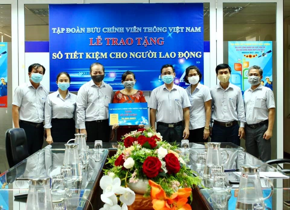 Lãnh đạo Chuyên môn, Công đoàn TT HTBH miền Trung trao sổ tiết kiệm cho gia đình anh Bùi Văn Lợi - người lao động có hoàn cảnh đặc biệt khó khăn. Ảnh: CĐVNPT
