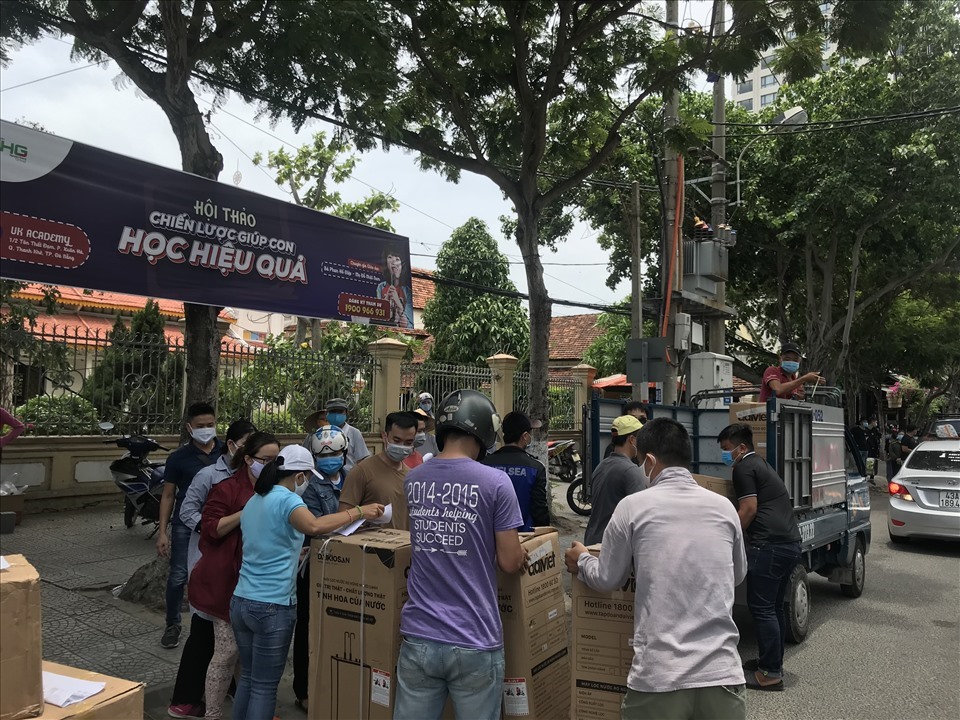 Lượng hàng hóa được người dân, đơn vị, tổ chức gửi đến 3 bệnh viện trong thời điểm đỉnh dịch. Ảnh: Mai Hương