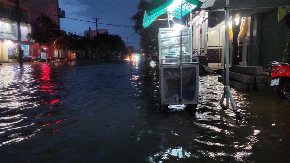 Tuyến đường bị ngập khiến việc kinh doanh của người dân gặp khó khăn. Ảnh: Thành Nhân
