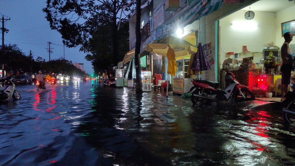 Tuyến đường bị ngập khiến việc kinh doanh của người dân gặp khó khăn. Ảnh: Thành Nhân