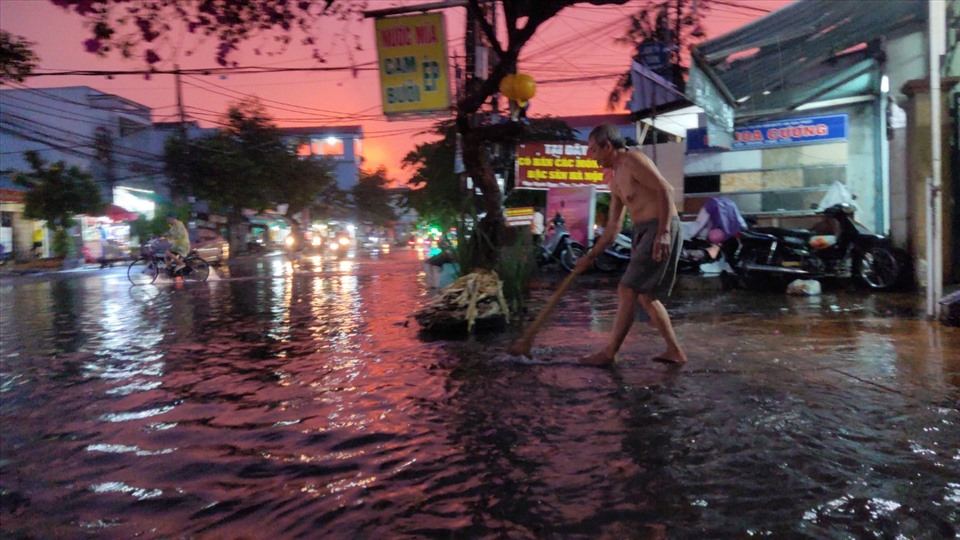 Tuyến đường bị ngập khiến việc kinh doanh của người dân gặp khó khăn. Ảnh: Thành Nhân