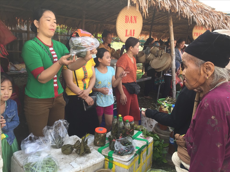 Chợ phiên Mường Quạ được thành lập tháng 1/2019, họp mỗi tháng 1 lần, mỗi phiên chợ họp từ sáng sớm đến khoảng 11 giờ. Ngay từ sớm, khung cảnh kẻ bán người mua đã tấp nập, nhộn nhịp. Ảnh: Minh Thư