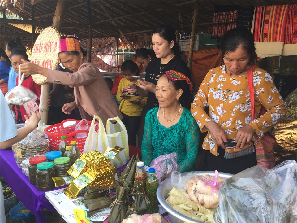 Chợ phiên có đầy đủ các mặt hàng thiết yếu, đồng thời giữ được những nét đẹp trong văn hóa truyền thống của đồng bào vùng cao nên được cả người địa phương và du khách yêu thích. Ảnh: MT