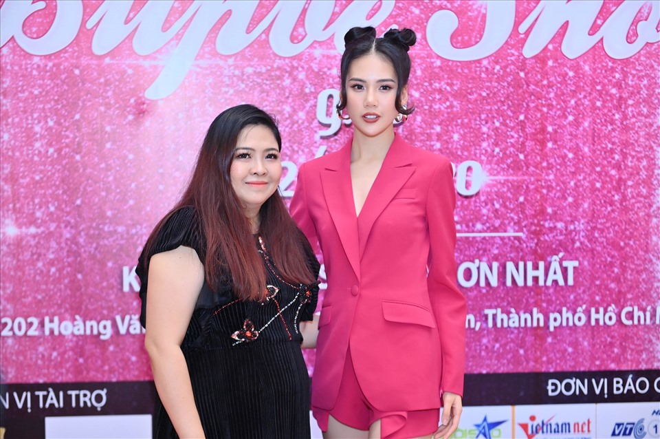 Siêu mẫu Quỳnh Hoa và nhà thiết kê s