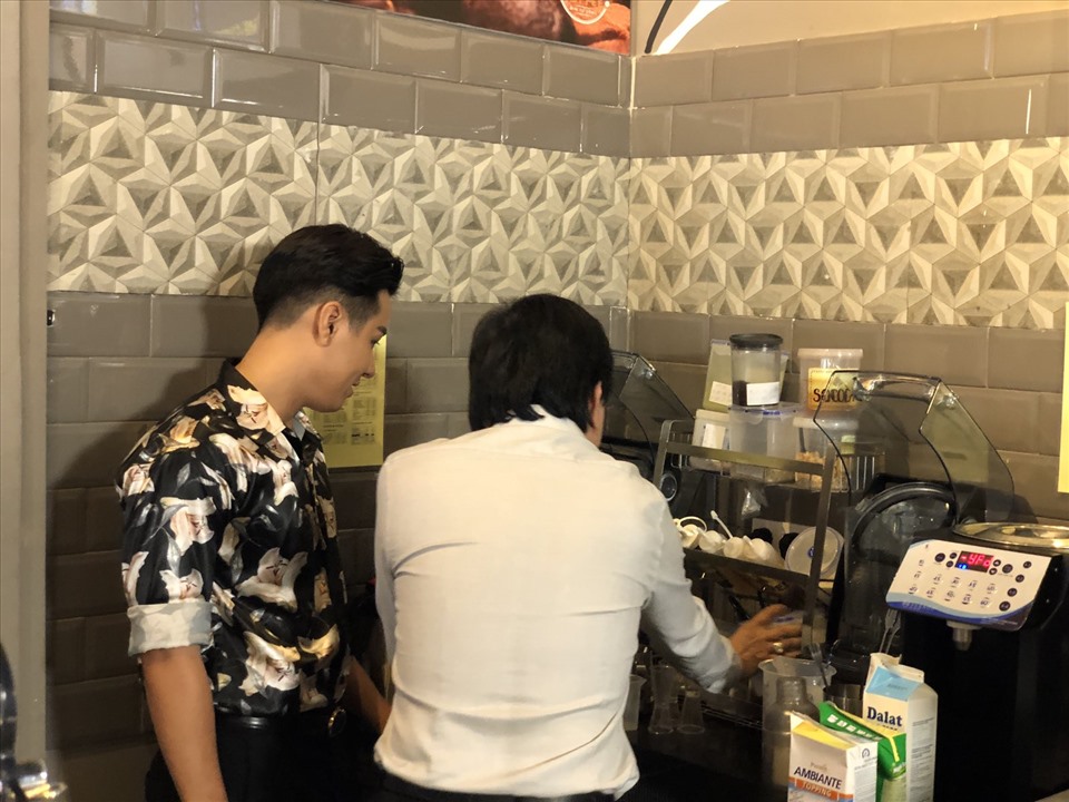 NSƯT Kim Tử Long hướng dẫn MC Nguyên Khang. Ảnh: MCV
