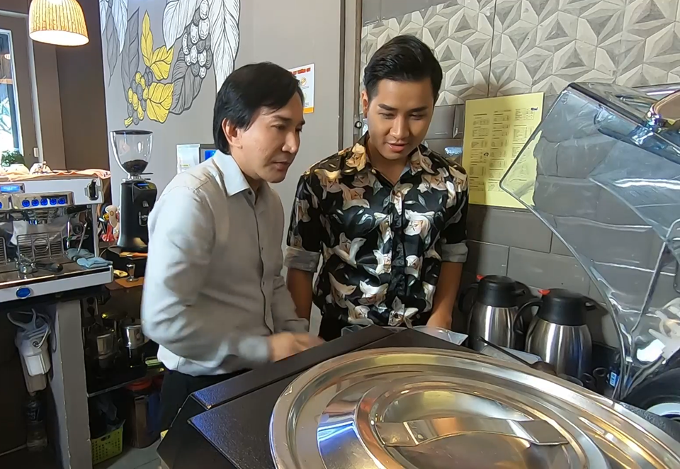 NSƯT Kim Tử Long hướng dẫn MC Nguyên Khang làm cafe đặc biệt. Ảnh: MCV NSƯT Kim Tử Long hướng dẫn MC Nguyên Khang làm cafe đặc biệt. Ảnh: MCV