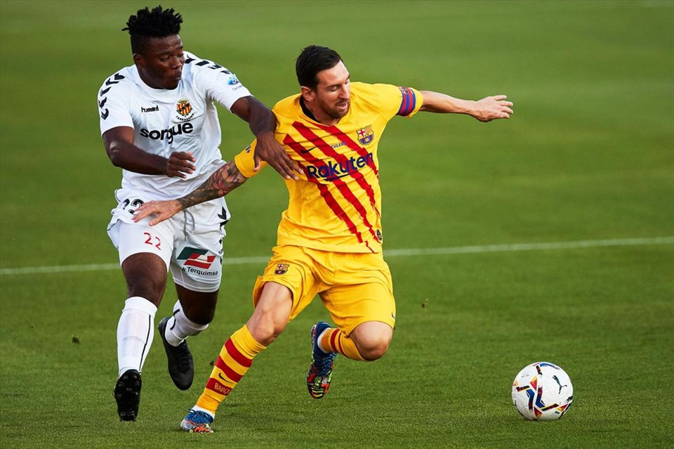 Lionel Messi tiếp tục giữ băng đội trưởng của Barca. Ảnh: AFP