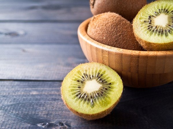 Kiwi chứa cả chất xơ hòa tan và không hòa tan. Khi tiêu thụ, trái cây mang lại cho chúng ta cảm giác no và ngăn chúng ta ăn những thực phẩm không lành mạnh làm tăng cân.