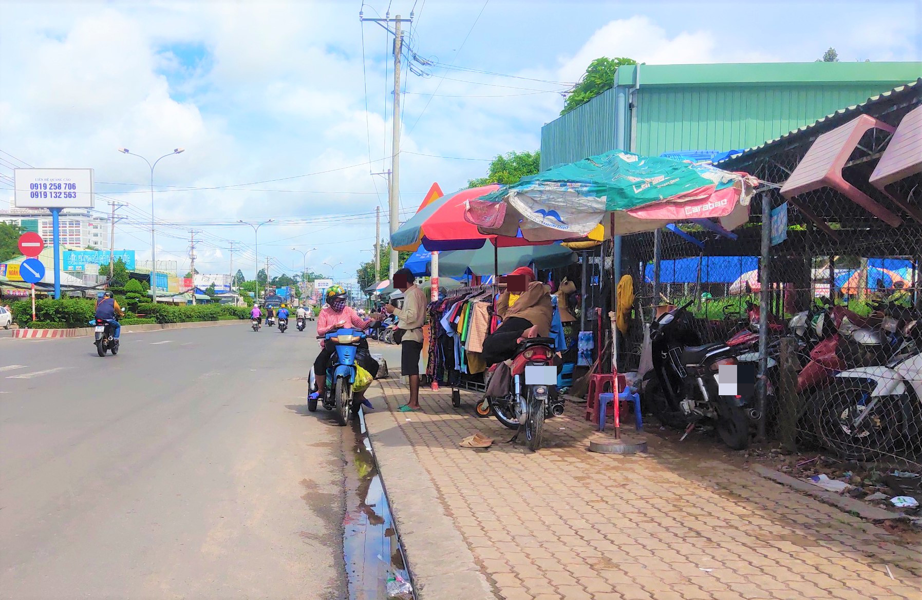 Sau đợt ra quân thì đã bàn giao lại cho công an phường, xử lý. Còn tại điểm trước cổng Bệnh viện Đa khoa Trung ương Cần Thơ thì hiện nay Ban an toàn giao thông đã bàn giao lại cho Phòng cảnh sát trật tự (Công an TP.Cần Thơ) phối hợp với Công an quận Ninh Kiều để hỗ trợ thực hiện. Nếu mà các hộ cố ý vi phạm tiếp tục tái diễn thì sẽ cho lực lượng xử lý. Hiện nay không thể nào mà lực lượng trực tiếp mà “rãi hết” vì địa bàn cũng rộng, thì nhờ người dân phản ánh đến công an địa phương để công an địa phương đến kiểm tra và xử lý vi phạm. Trong ảnh là tại điểm trước cổng Bệnh viện Đa khoa Trung ương Cần Thơ người dân lấn chiếm vỉa hè để kinh doanh. Ảnh: Thành Nhân
