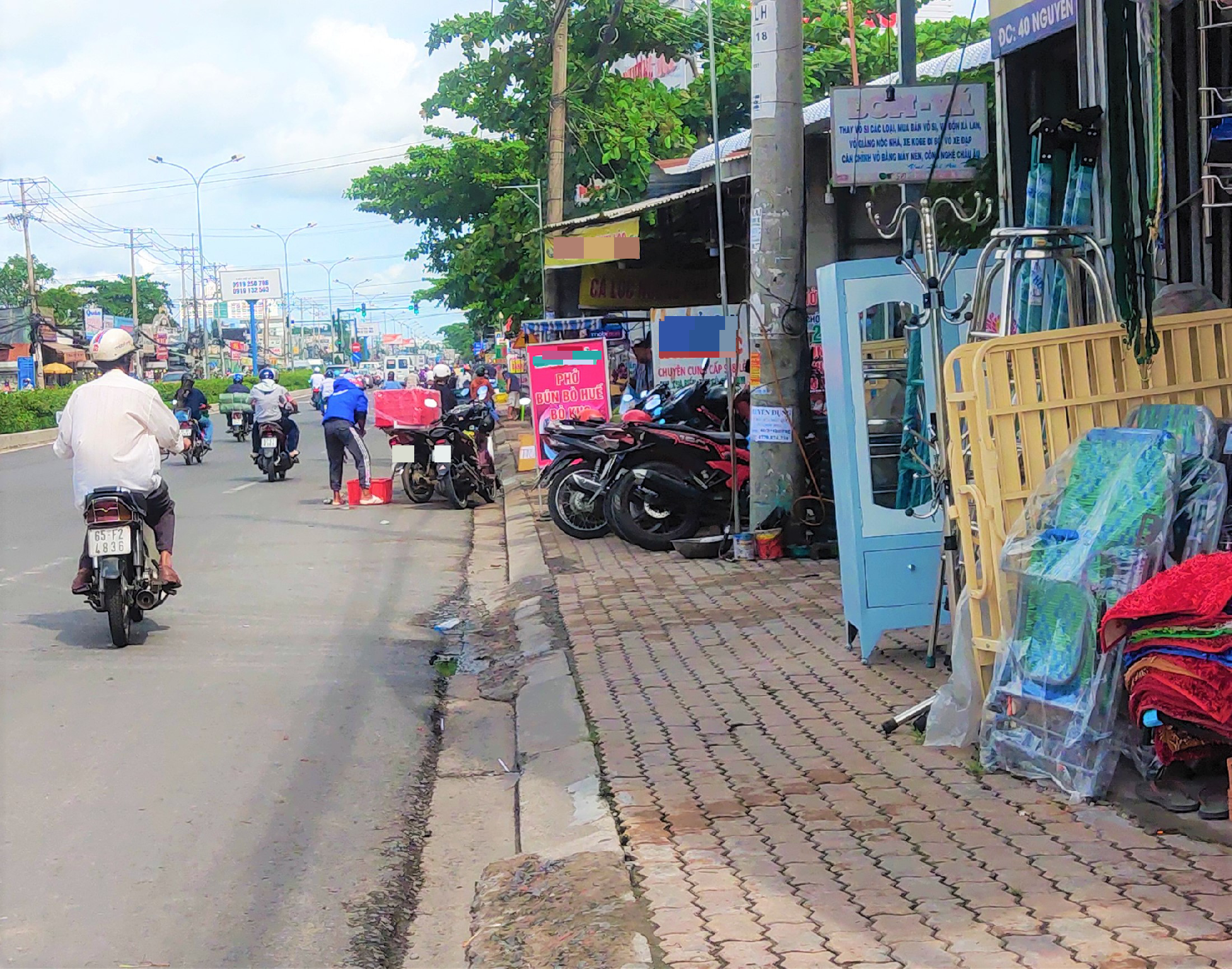 Tuy nhiên, sau đợt ra quân vắng bóng lực lượng chức năng thì tình trạng lấn chiếm vỉa hè vận diễn ra. Một người dân quận Ninh Kiều), chia sẻ hàng ngày bà qua lại chợ Hưng Lợi, và thường xuyến chúng kiến cảnh mua bán lấn chiếm lề đường và người mua hàng đậu xe dưới lòng đường. Nhưng ít khi thấy lực lượng chức năng nhắc nhở hay xử lý.“Có những lúc cao điểm, xe của người mua đậu làm dài dưới lòng đường làm ảnh hưởng lưu thông. Nhưng bao nhiêu năm qua có xử lý được đâu”