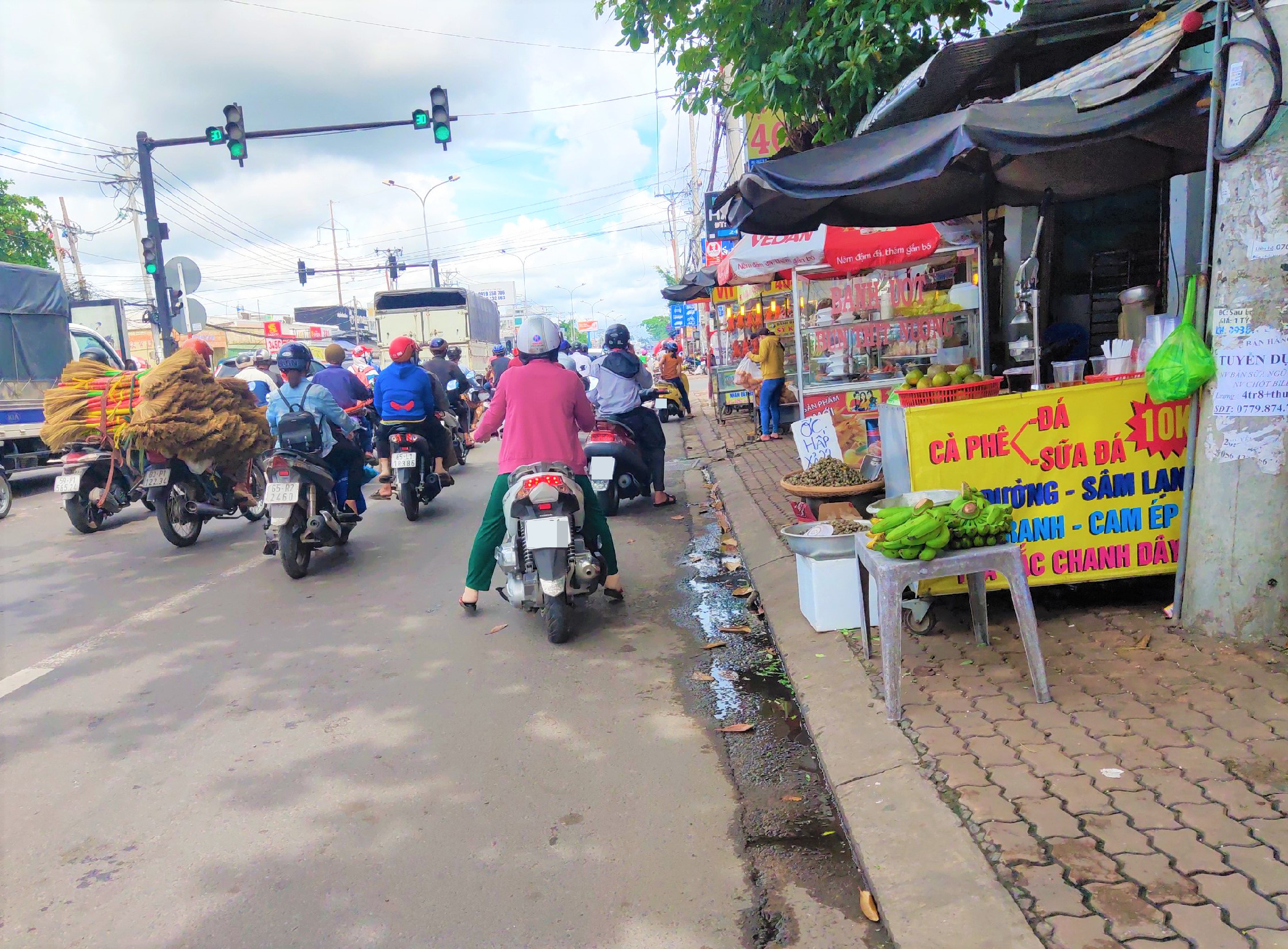 Trao đổi nhanh qua điện thoại với PV Lao Động, ông Mai Minh Ngoan - Chánh Văn phòng Ban An toàn Giao thông TP.Cần Thơ cho biết, Trong đợt ra quân đầu tiên, quan điểm là vận động, tuyên truyền, nhắc nhở và cho ký cam kết các cá nhân và tổ chức vi phạm không lấn chiếm vỉa hè.