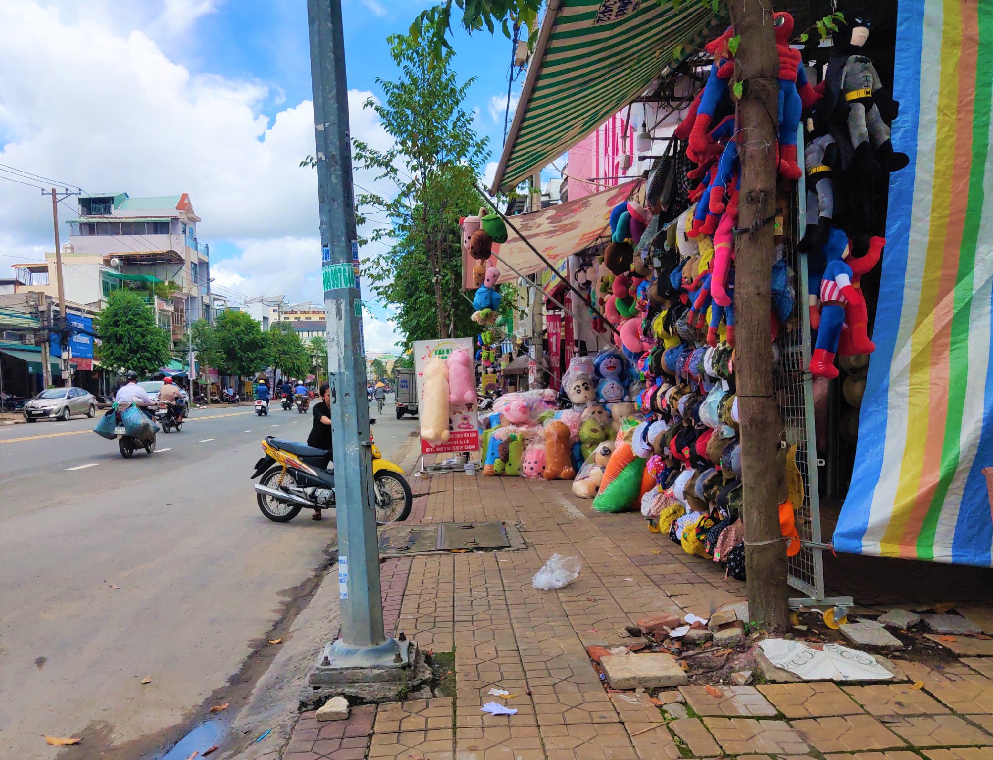 Trao đổi nhanh qua điện thoại với PV Lao Động, ông Mai Minh Ngoan - Chánh Văn phòng Ban An toàn Giao thông TP.Cần Thơ cho biết, Trong đợt ra quân đầu tiên, quan điểm là vận động, tuyên truyền, nhắc nhở và cho ký cam kết các cá nhân và tổ chức vi phạm không lấn chiếm vỉa hè.