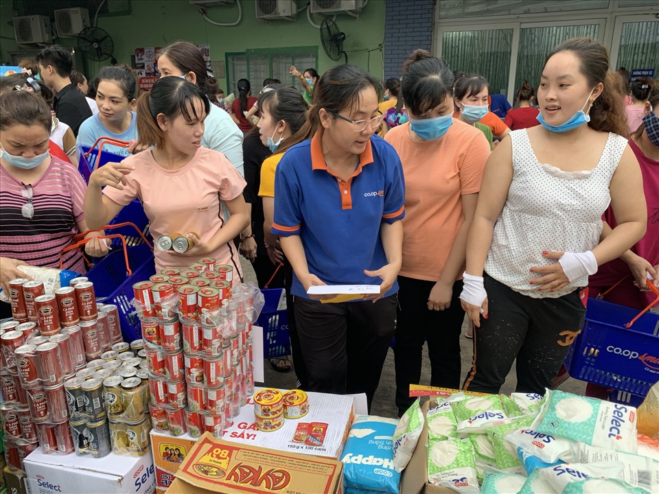 Người lao động được công đoàn và công ty tặng 570 phiếu mua hàng giá trị 130.000 và 100.000 đồng/phiếu. Ảnh Đức Long