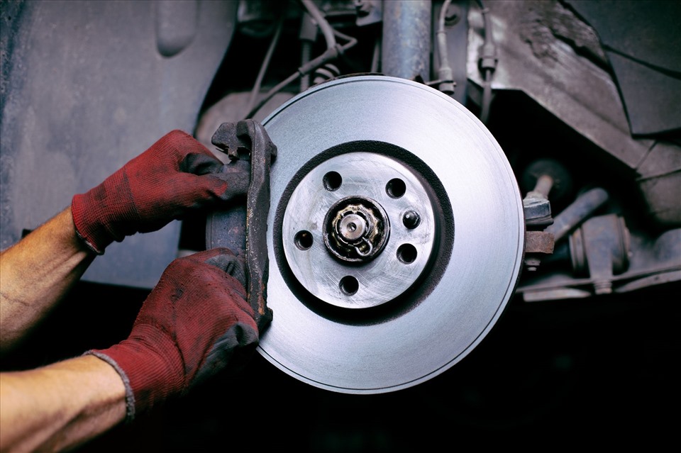 Phanh xe ôtô phát ra tiếng ồn tồn đọng nhiều nguy hiểm (Ảnh: Wrench)