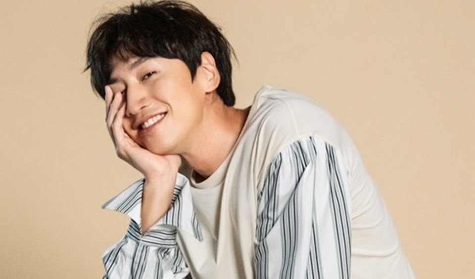 Lee Kwang Soo có được sự nổi tiếng, tình yêu hạnh phúc và gia tài đồ sộ sau 10 năm đồng hành cùng "Running Man" (Ảnh: Chụp màn hình). Lee Kwang Soo có được sự nổi tiếng, tình yêu hạnh phúc và gia tài đồ sộ sau 10 năm đồng hành cùng "Running Man" (Ảnh: Chụp màn hình).