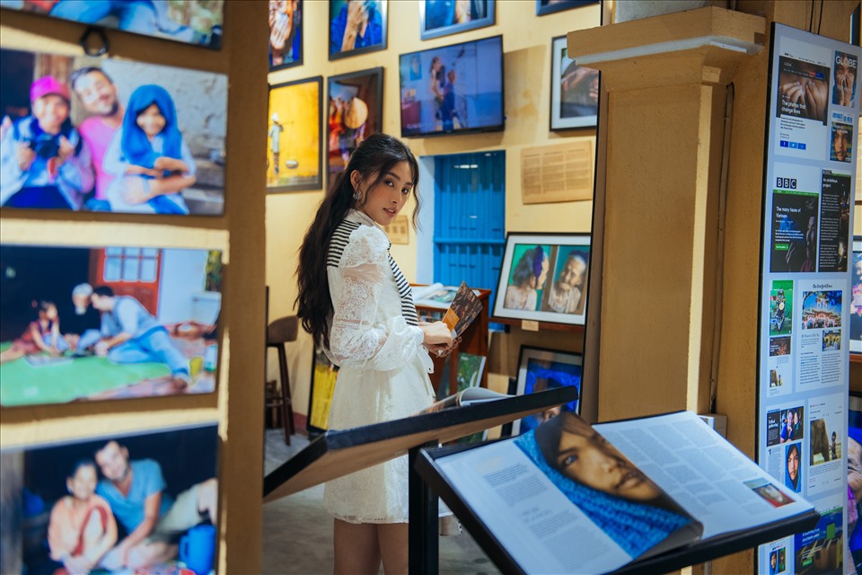 Nàng thơ của dự án lần này là Hoa hậu Tiểu Vy, một người con của phố cổ Hội An. Êkíp đã gửi gắm tinh thần tươi mới, tràn đầy năng lượng của một cô gái 20 tuổi đang khám phá mảnh đất truyền thống này theo cách riêng của mình.