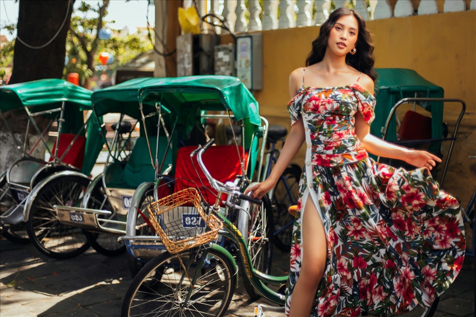 Những thiết kê nàng hậu chọn là chất liệu linen, chiffon, tweed, taffta... thể hiện sự đa dạng, phong phú và đầy trải nghiệm cho những người yêu thời trang.