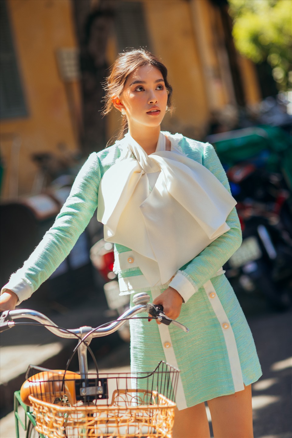 Tiểu Vy đã thể hiện thần thái rạng rỡ, vui tươi của một cô gái Hội An đang khám phá lại quê hương mình.