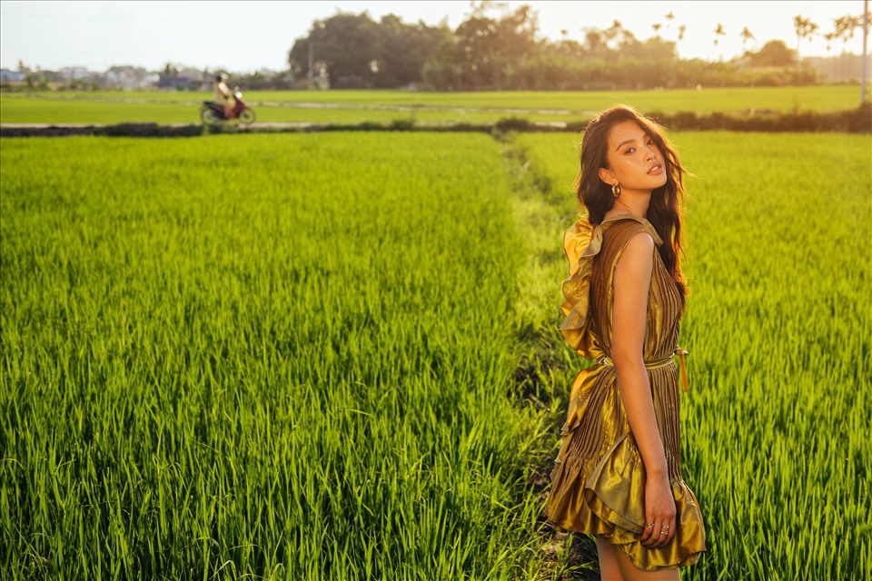 Thông qua bộ ảnh, NTK Lê Thanh Hòa cùng hoa hậu Tiểu Vy kêu gọi khán giả trở lại với những chuyến đi khám phá vẻ đẹp của đất nước để ủng hộ du lịch Việt trong thời dịch.