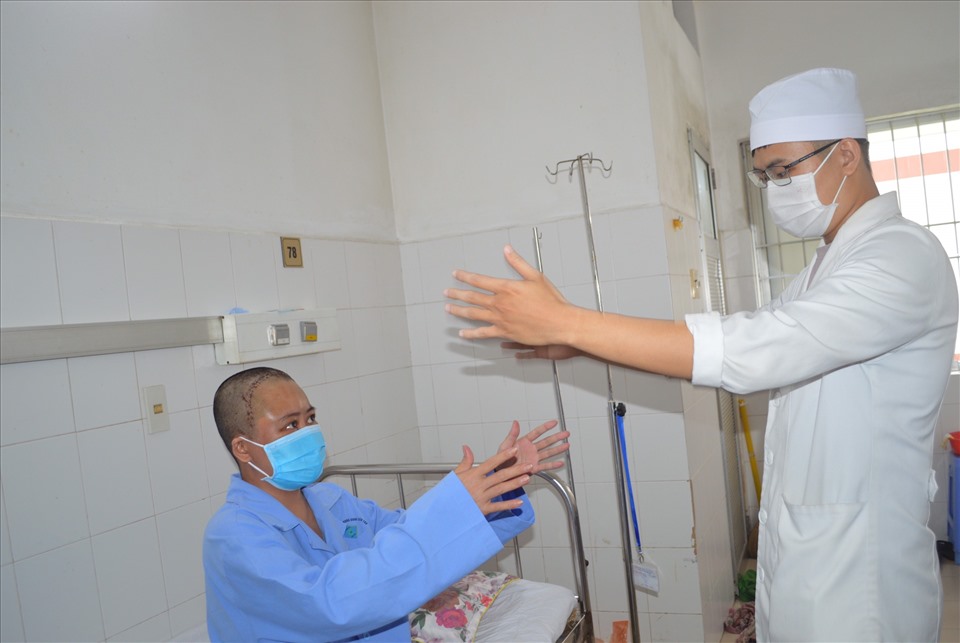 Bác sĩ thăm khám cho bệnh nhân, hiện đã khỏe mạnh trở lại. Ảnh: BVCC